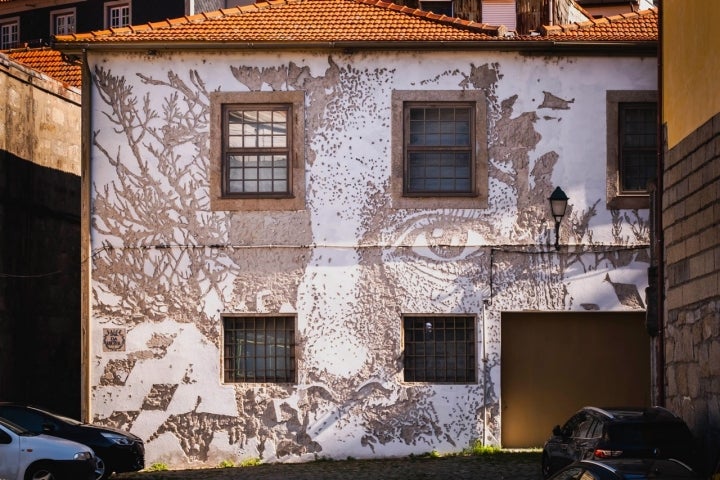 Inaugurado em 2016, o mural Look At Porto foi a primeira obra pública de Vhils na cidade. Fica na zona de Miragaia  Inaugurado em 2016, o mural Look At Porto foi a primeira obra pública de Vhils na cidade. Fica na zona de Miragaia
