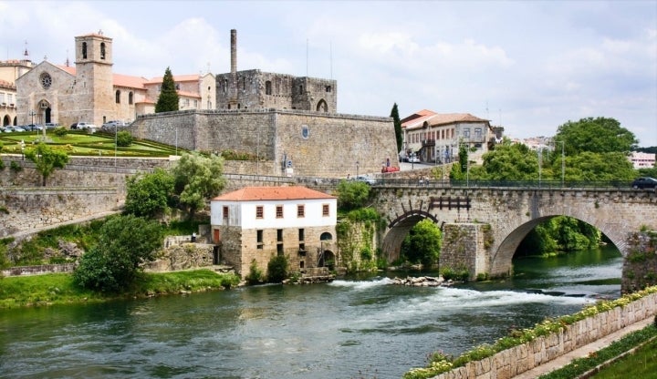 Ponte medieval sobre o rio Cávado, ruínas do Palácio do Conde de Barcelos e a Igreja de Santa Maria Maior, ao fundo.  Foto: Istockphoto.