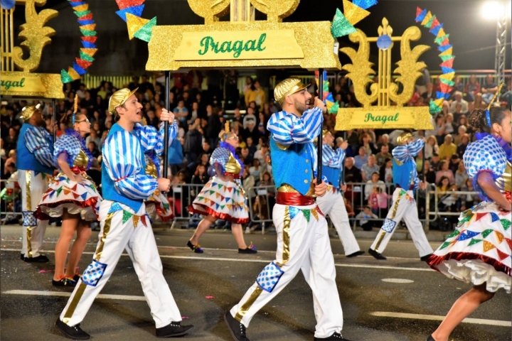 Os diferentes bairros e freguesias apresentam-se nas Marchas Populares de Almada (Foto: Câmara Municipal de Almada)