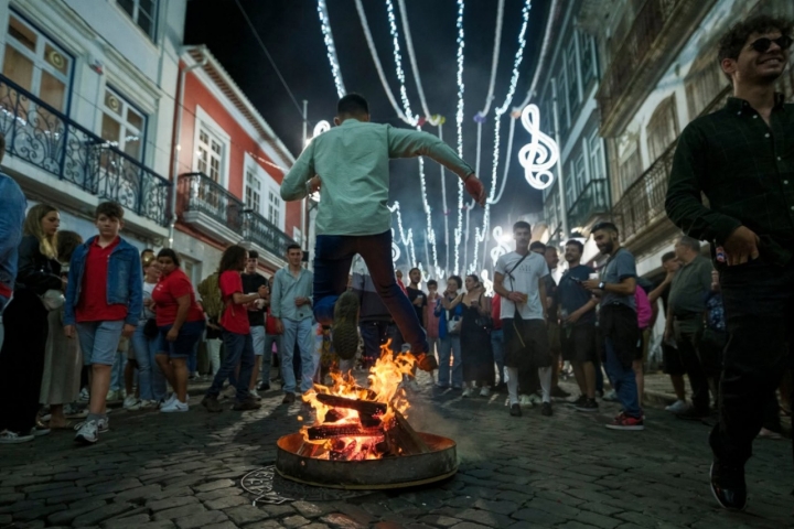 Saltar a fogueira para ter bonança todo o ano é um dos rituais da noite em Angra do Heroísmo (Foto: António Araújo/ Sanjoaninas)