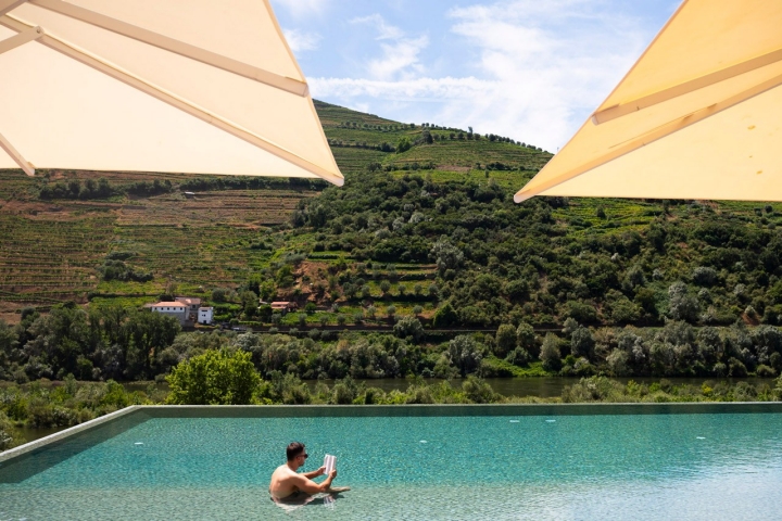 A piscina exterior do Torel Quinta da Vacaria com vista privilegiada sobre o Douro 