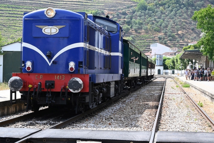 O Comboio Histórico do Douro é composto por cinco carruagens do início do século XX, rebocadas por uma locomotiva a diesel, pintada nas suas cores originais. Foto: CP