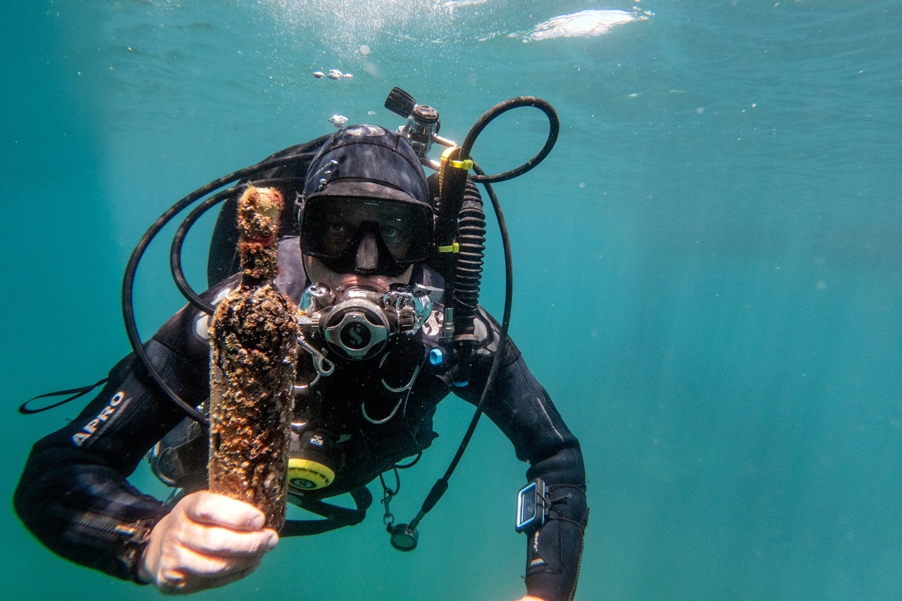 Em Sines, milhares de garrafas de vinho envelhecem no mar