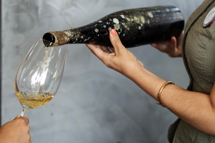 Com o envelhecimento no mar, o álcool baixa ligeiramente e a cor fica menos intensa 