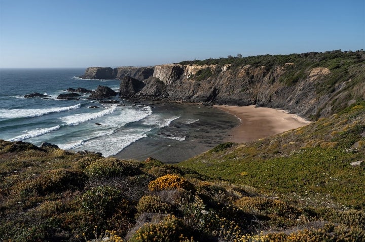 A Praia da Amália, assim conhecida depois de Amália Rodrigues ali construir uma casa