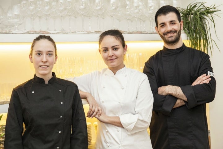 Anna Merino de Mont Bar, en el centro, con parte de su equipo.