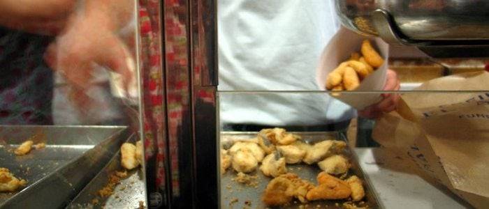Preparando un cucurucho de pescaíto frito. Foto: Flick, Inthesitymad.
