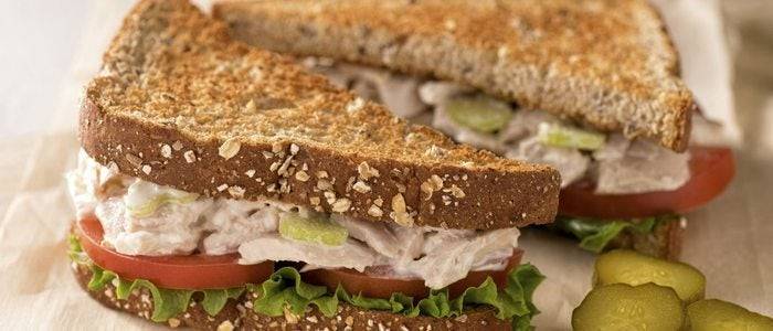 Sandwich de ensalada de bonito, un clásico que no pasa de moda.