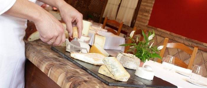 La tabla de quesos debe organizarse siguiendo el sentido de las agujas del reloj, desde los más suaves y blandos hasta los azules.