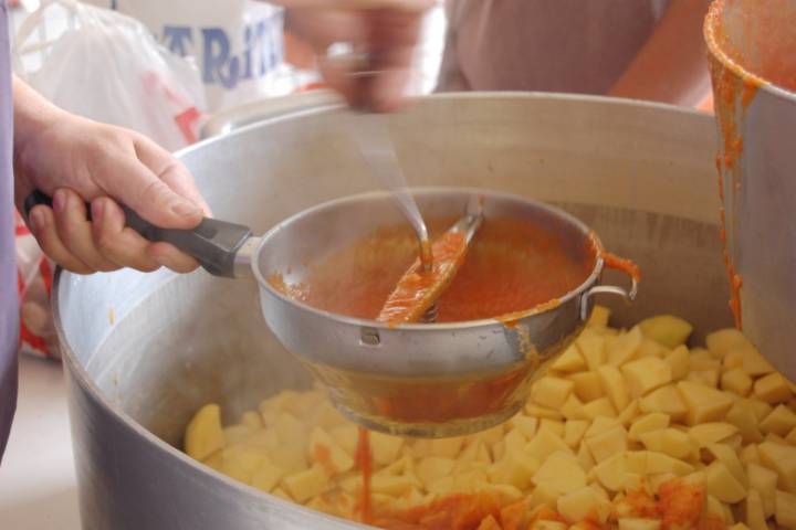 En las sociedades se cocinan recetas tradicionales vascas. Flickr Igorre: 1969.