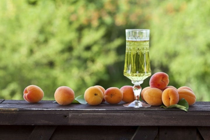 El vino dulce y la fruta armonizan perfectamente con el queso Torta del Casar.