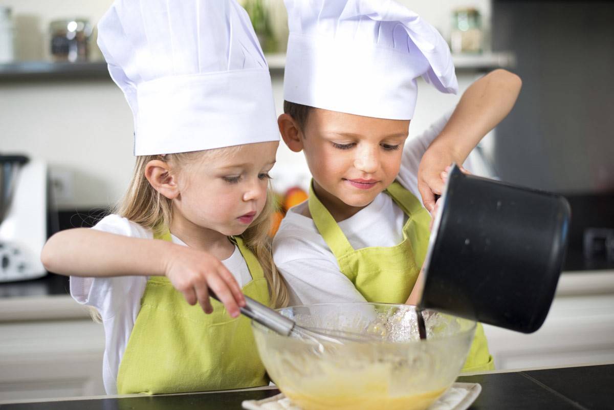 Niños cocinando.