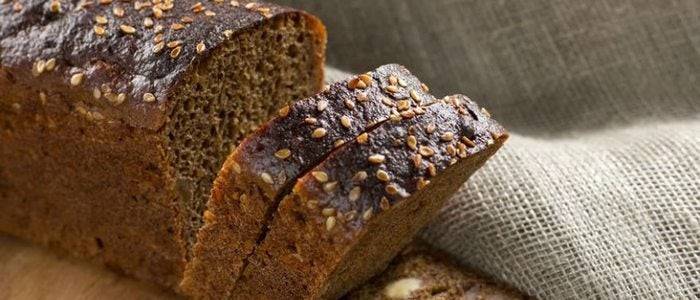 El pan negro o alemán, que asociamos con centroeuropa, es idóneo para alimentos grasos.