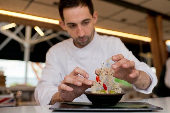 Dani Carmona y el fideo tostado a la soja en el restaurante Las Raíces del Wellington.