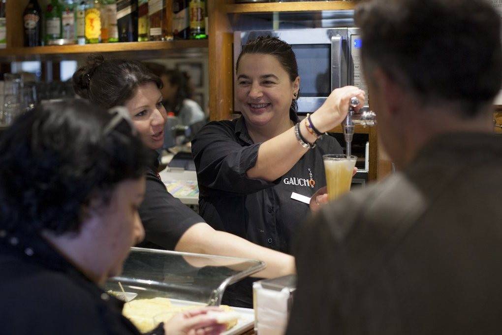 Marga Portas trabajando en el 'Bar Gaucho' en hora punta.