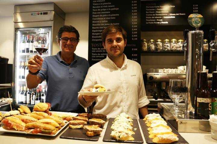 Eduardo y Ander Bretón, propietarios del Bar Iturrioz. San Sebastián. Foto: Ritxar Tolosa (ondojan.com).