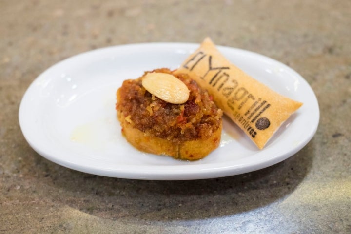 La tosta de 'garum': hueva de maruca rallada con aceite de oliva y almendra.