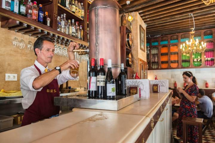 Carmelo Martín lleva 40 años tras la barra de este mítico bar.