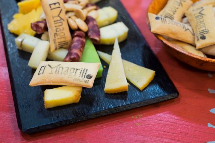 La tabla de quesos se sirve con panecillos 'suflaos'.
