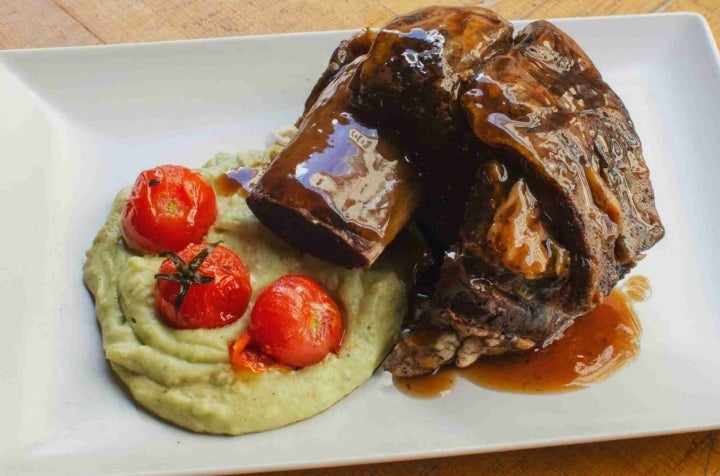 Costilla de ternera a baja temperatura con puré y reducción de su jugo. Bar Viriato