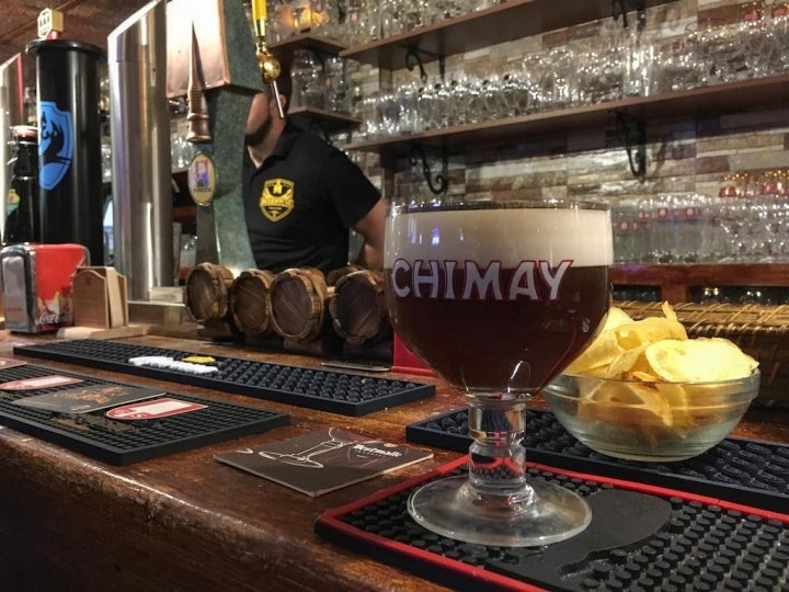 Una cerveza negra en la barra de Beerhouse.