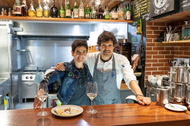 Pablo Vicari junto a Pilar, en 'Elkano Txiki'.