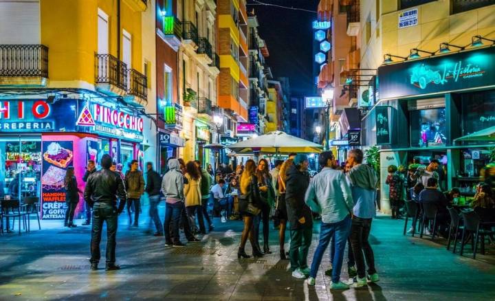 Ambiente animado por la noche en las calles de Alicante. Foto: Shutterstock