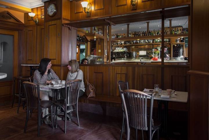 El bar se encuentra cerca de la catedral Santa María del Prado.