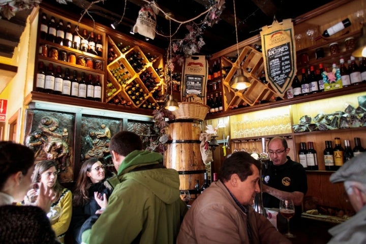 En este bar huele a montaña, a vino y a cecina.