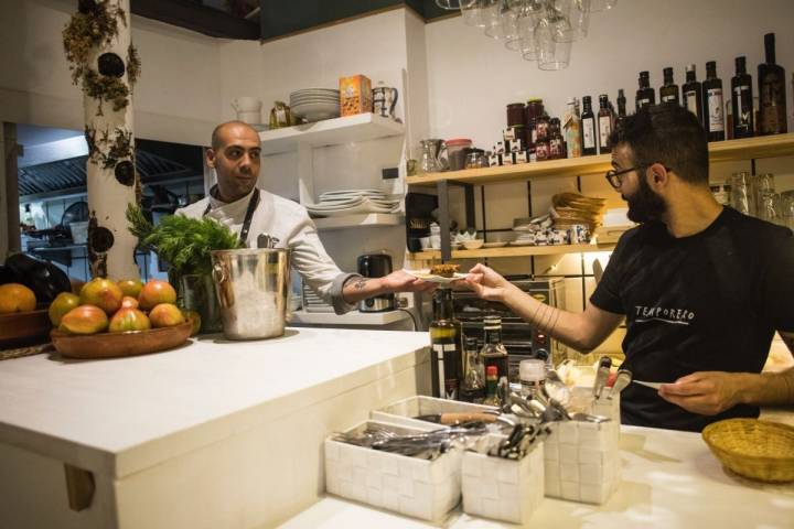 En la barra del bar Sorbito Divino, en Valencia, Pasquale Aragona, el chef, habla con el camarero.
