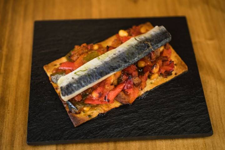 Tapa de Coca de 'titaina' con sardina marinada del restaurante Tofolet, en Valencia.