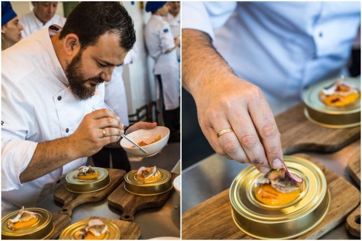 Alejandro Platero, chef del restaurante Saor, en Valencia, emplatando el escabeche del mercado de lonja calabaza y naranja sanguina.