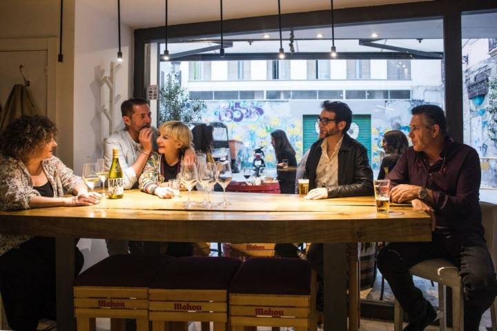 Un grupo de amigos charla animadamente en el bar Sorbito Divino, en Valencia.