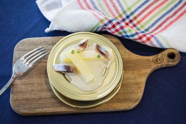 Tapa de nabo blanco impregnado con sardina ahumada y pilpil del restaurante Saor, en Valencia.
