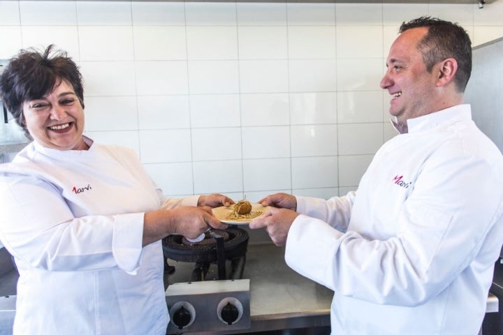 Tino Fernández y su mujer del restaurante 'Marvi', en Valencia.