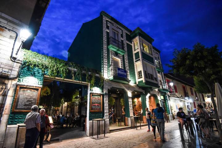 La fachada de 'El Patio' es fácilmente identificable entre los edificios de la plaza Torres de Omaña.
