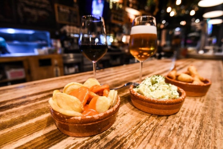 Además de las croquetas también se pueden pedir patatas bravas, aros de cebolla o tiras de pollo empanadas.