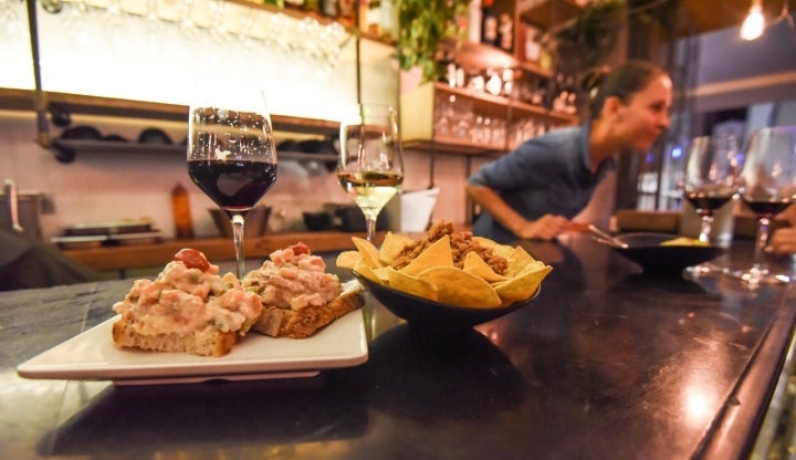 La ensaladilla y los nachos boloñesa, dos de los puntos fuertes.