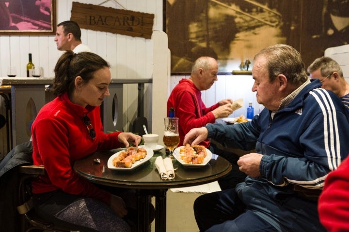 Clientes en el comedor del Café Chicago de Zaragoza