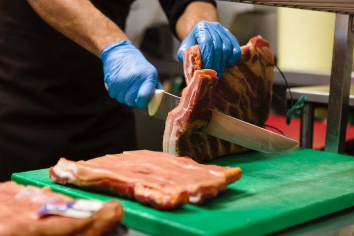 Cortando panceta en la cocina del 'Café Chicago'