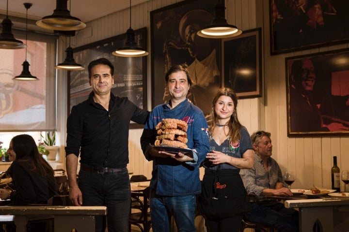 Juan Carlos, José María e Ivana Calvo, en el comedor del Café Chicago