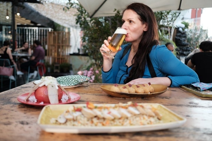 Las tapas tampoco podían faltar en la terraza de Chueca.