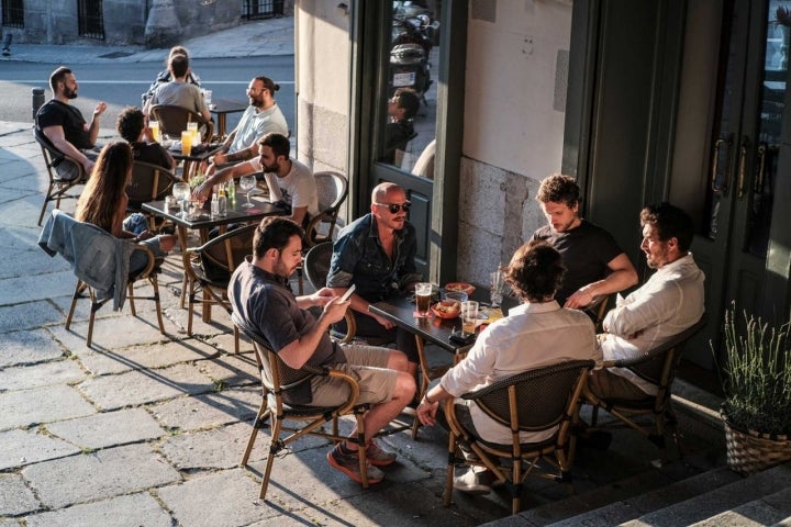 Mesas llenas en el Café del Nuncio, La Latina, Madrid