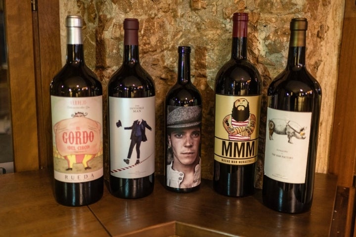 Vinos mágnum que decoran el local