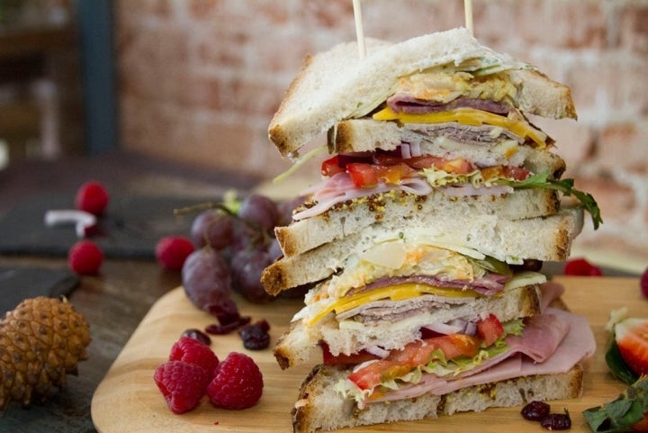 El Dagwood, un bocadillo de tres pisos con pan de hogaza. Foto: The Toast Tavern.