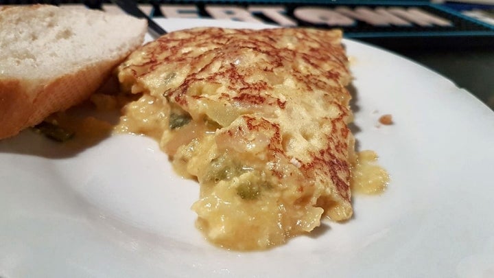 Aviso importante: la tortilla tradicional se sirve con cebolla. Foto: Pez Tortilla.