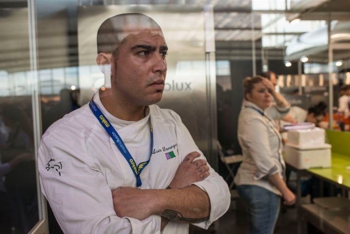 Luis, esperando con nervios la decisión del jurado.