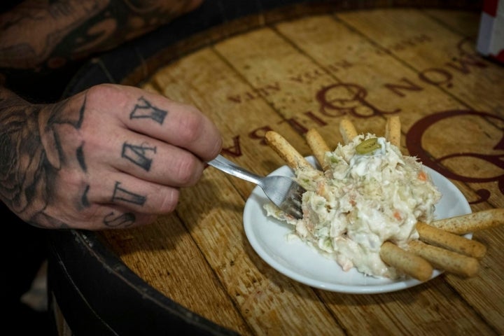 Además de croquetas, sirven una rica ensaladilla rusa.