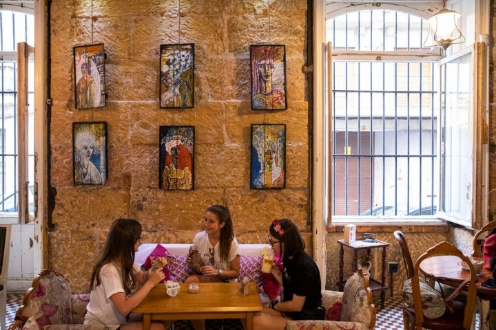 Una cafetería de moda donde degustar un asiático con un generoso trozo de bizcocho de zanahoria.