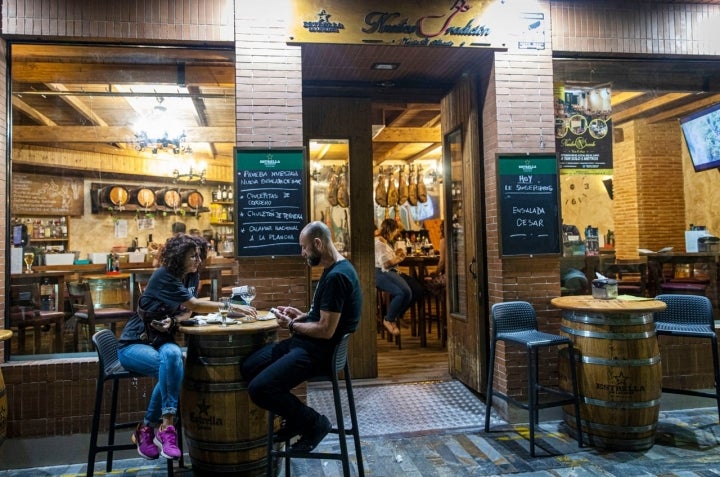 Haciendo honor a la antigua venta, elaboran sus propias carnes, jamones y embutidos.